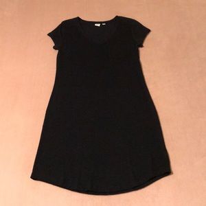 Gap v-neck t-shirt black mini casual dress with front pocket. Size extra small.